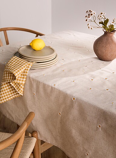 Daisies embroidered tablecloth