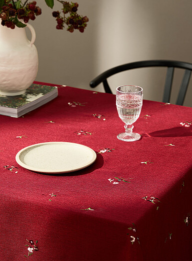 Simons Maison: La nappe brod&eacute;e fleurs merlot Rouge