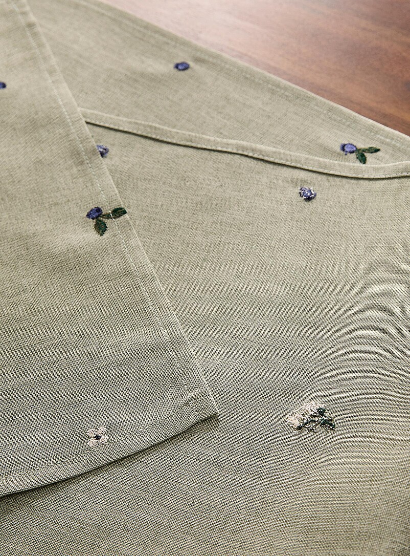 Simons Maison: Le chemin de table brod&eacute; bleuets Voir nos formats offerts Vert &agrave; motifs