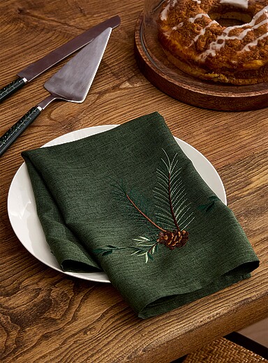 La serviette de table brod&eacute;e branches d'&eacute;pinette <b>Collection de No&euml;l</b>