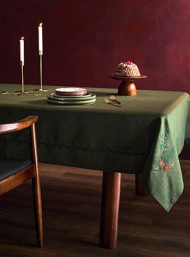 La nappe brod&eacute;e branches d'&eacute;pinette <b>Collection de No&euml;l</b>