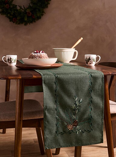 Le chemin de table brod&eacute; branches d'&eacute;pinette Voir nos formats offerts <b>Collection de No&euml;l</b>