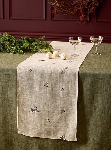Le chemin de table brod&eacute; branches de gui touche de lin Voir nos formats offerts <b>Collection de No&euml;l</b>