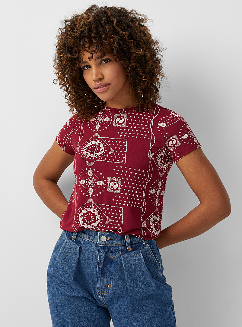 Twik: Le t-shirt col rond imprimé touche modal Rouge à motifs pour femme