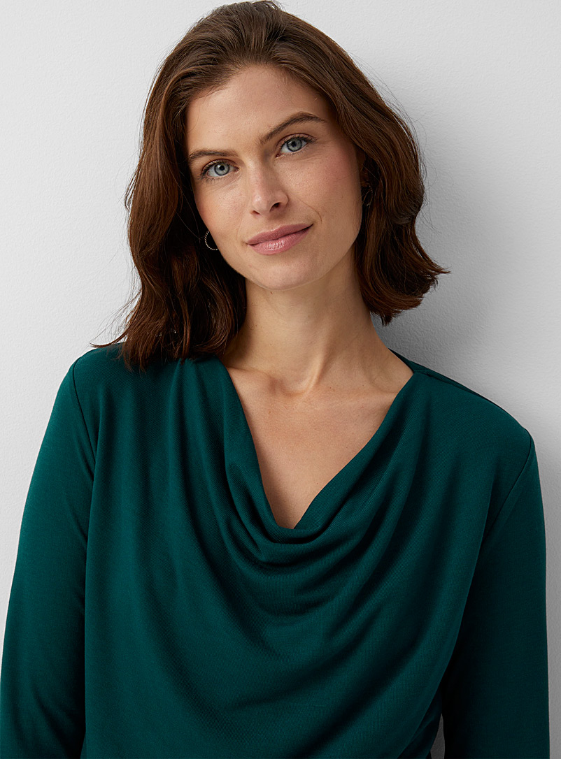 Contemporaine: Le t-shirt croisé col drapé Vert vif-irlandais-émerau pour femme