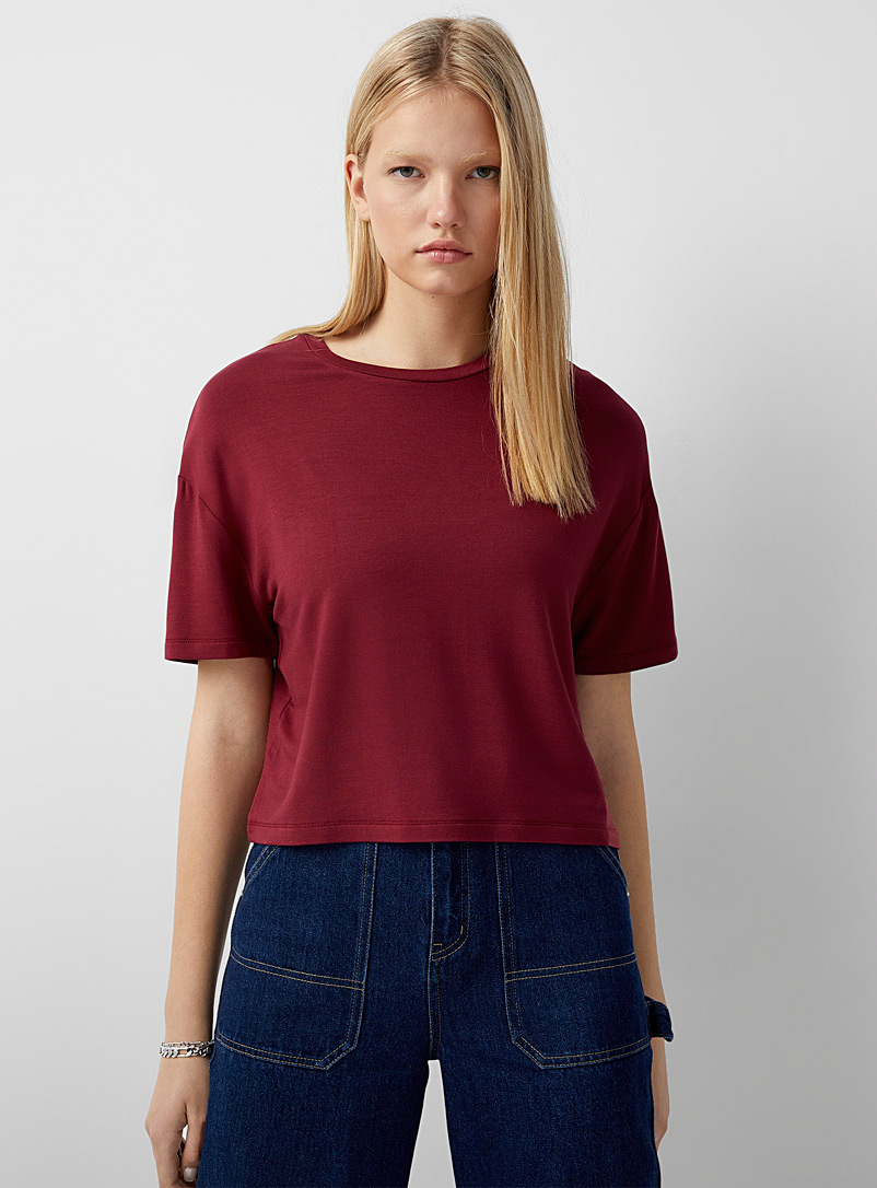Twik: Le t-shirt carré court Rouge foncé-vin-rubis pour femme