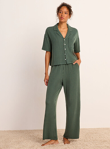 Le pantalon pyjama jambe large rayures graphiques