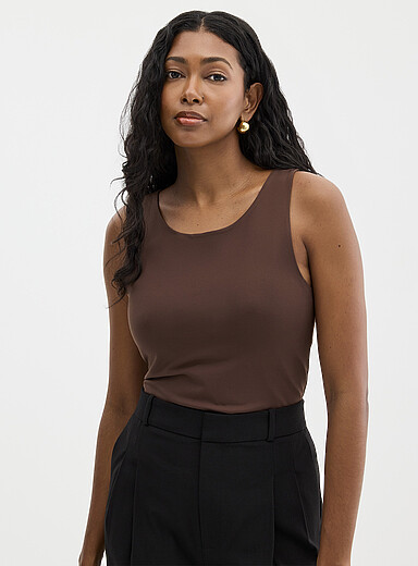 Contemporaine: La camisole bretelles larges seconde peau Brun  pour femme