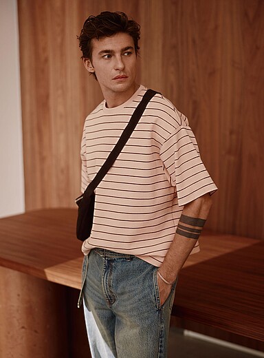 Le t-shirt dense jersey ray&eacute; <b>Coupe surdimensionn&eacute;e</b>