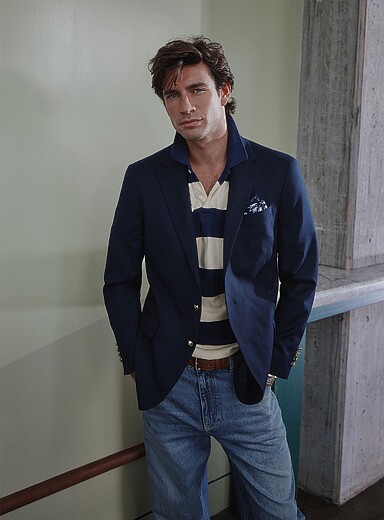 Gold-button navy jacket <b>Modern fit</b>