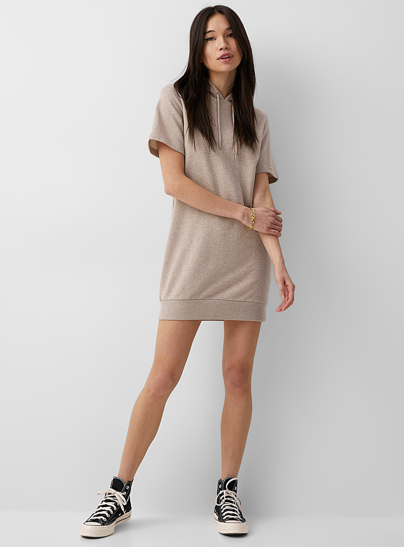 Twik: La robe à capuche molleton Beige crème pour femme