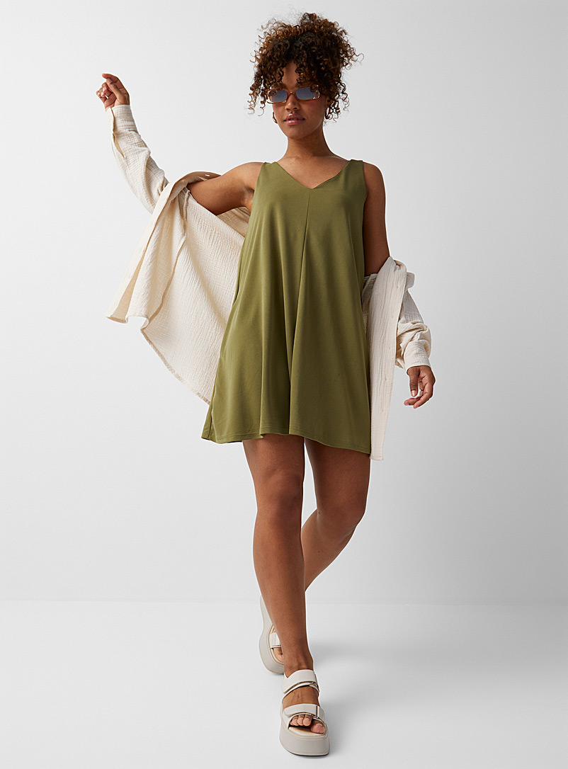 Twik: La robe ample sans manches double V Kaki chartreuse pour femme