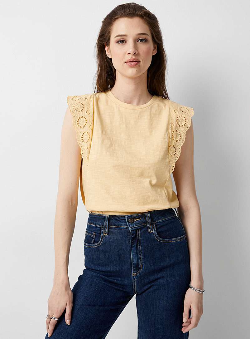 Icône: Le t-shirt accent broderie anglaise Jaune or pour femme