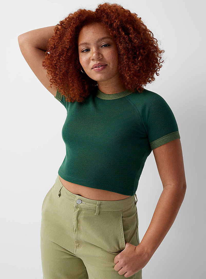 Twik: Le t-shirt court tricot gaufré Vert foncé-mousse-olive pour femme