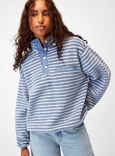 Twik: Le chandail moutonn&eacute; imprim&eacute; Bleu &agrave; motifs pour femme