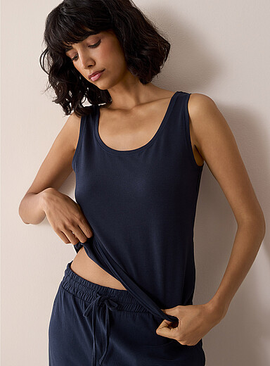 La camisole col d&eacute;gag&eacute; semi-ajust&eacute;e