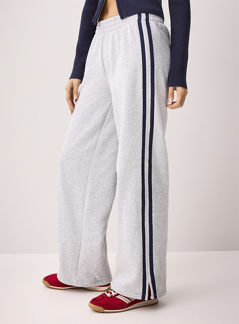 Twik: Le pantalon sweat large rayures <i>track</i> Rouge pour femme