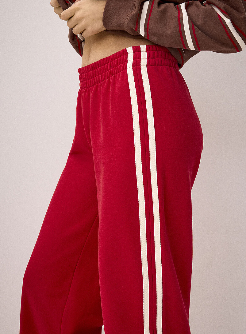 Twik: Le pantalon sweat large rayures <i>track</i> Rouge pour femme