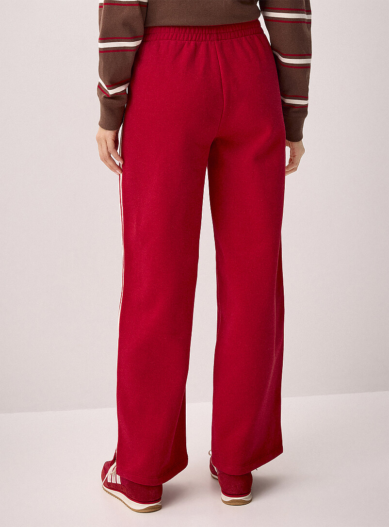 Twik: Le pantalon sweat large rayures <i>track</i> Rouge pour femme