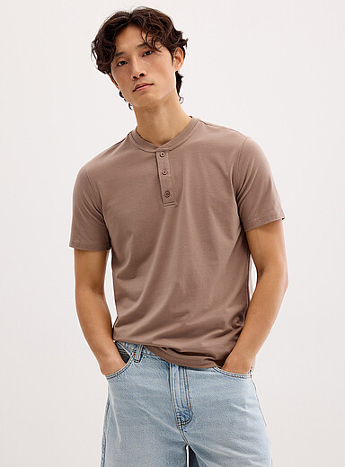Le t-shirt henley doux jersey <b>Coupe standard</b>