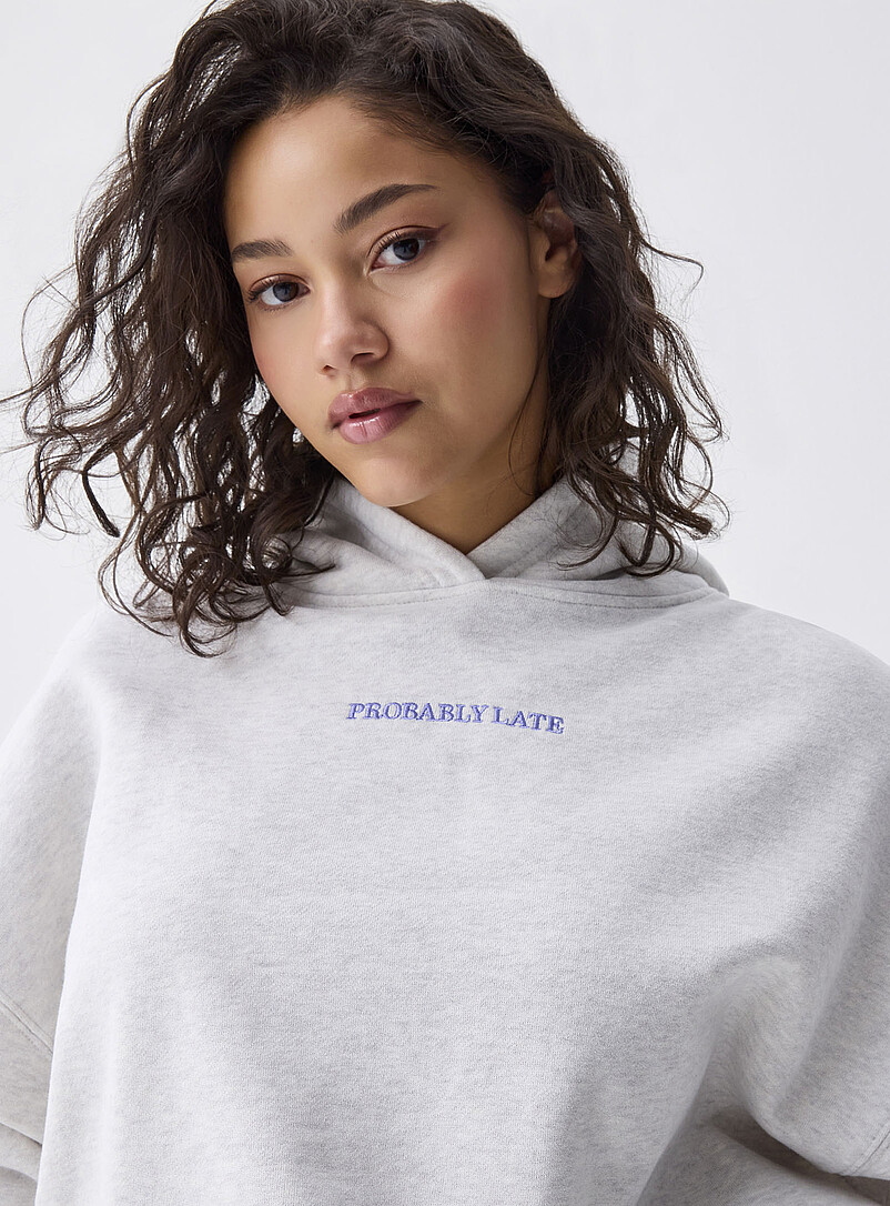 Twik: Le sweat ample &agrave; capuche imprim&eacute; dos Gris p&acirc;le  pour femme
