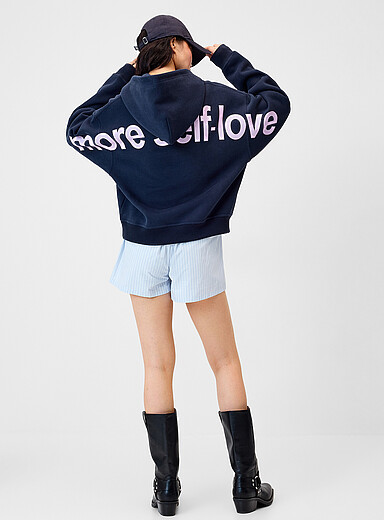 Twik: Le sweat ample &agrave; capuche imprim&eacute; dos Bleu fonc&eacute; - Indigo pour femme