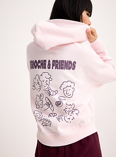 Le sweat ample &agrave; capuche imprim&eacute; dos