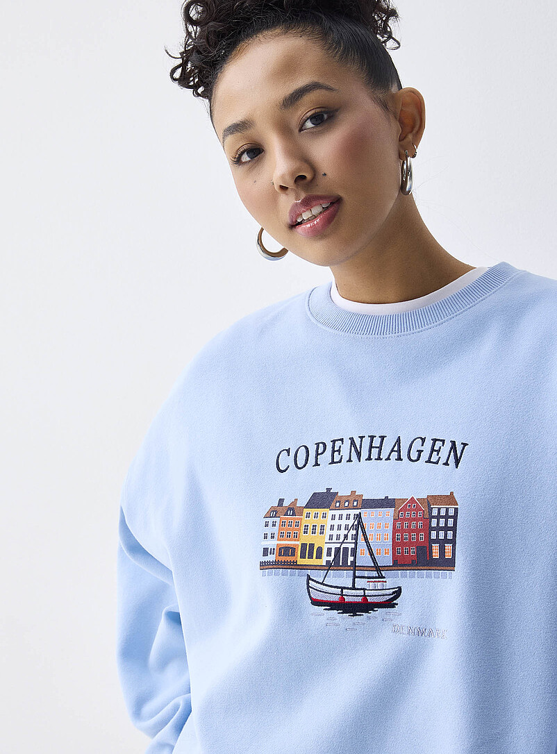 Twik Charlevoix Oversized destination fleece sweatshirt for women