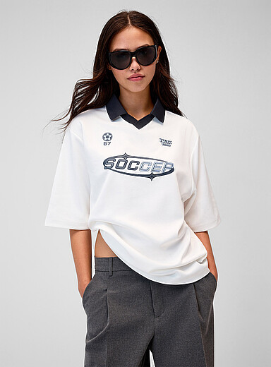 Twik: Le t-shirt col Johnny imprim&eacute; soccer Blanc cass&eacute; pour femme