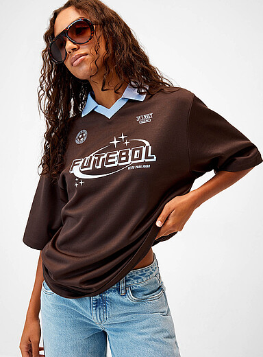 Twik: Le t-shirt col Johnny imprim&eacute; soccer Chocolat - Espresso pour femme