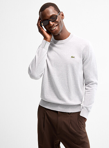 Lacoste: Le chandail col rond &eacute;cusson croco Gris clair pour homme
