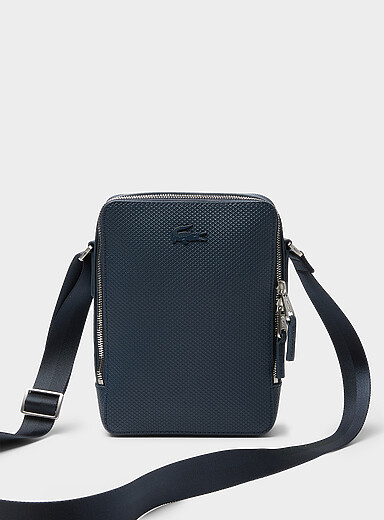 Le sac bandouli&egrave;re cuir textur&eacute; marine