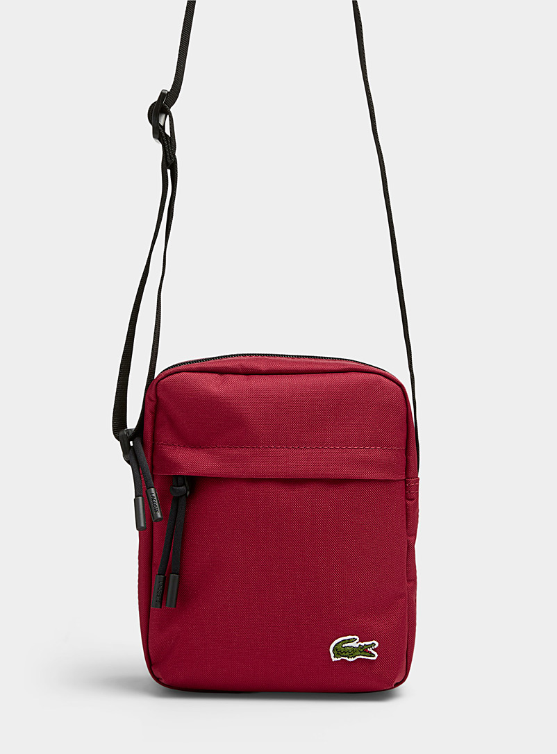 Lacoste: Le sac bandoulière Neocroc Rouge foncé-vin-rubis pour homme