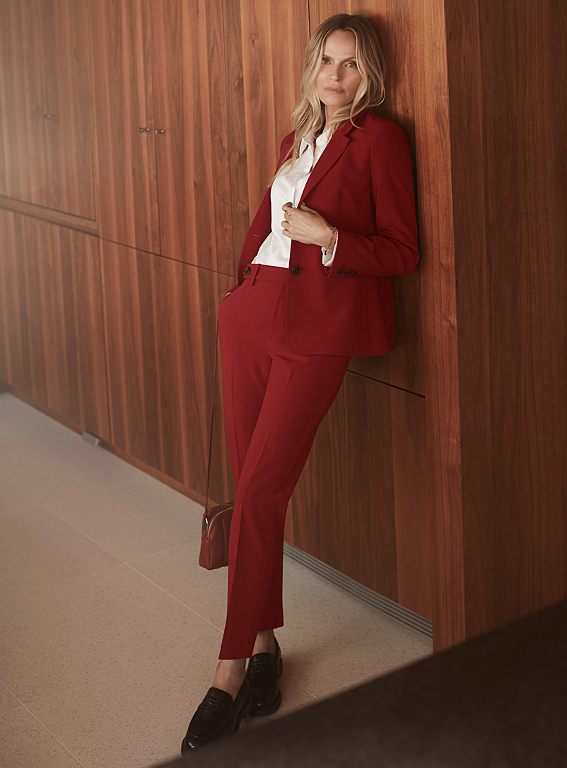 Contemporaine: Le pantalon semi-étroit extensible Rouge foncé-vin-rubis pour femme