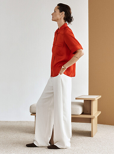 Le pantalon Moderne cr&ecirc;pe textur&eacute; <b>Coupe : jambe large, taille haute</b>