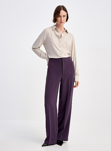 Le pantalon Moderne cr&ecirc;pe textur&eacute; <b>Coupe : jambe large, taille haute</b>