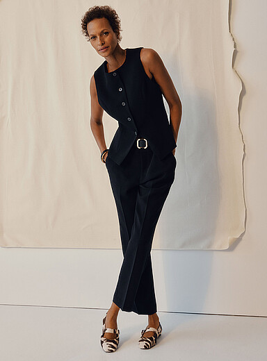Le pantalon Universel cr&ecirc;pe textur&eacute; <b>Coupe : jambe semi-ajust&eacute;e, taille mi-haute</b>