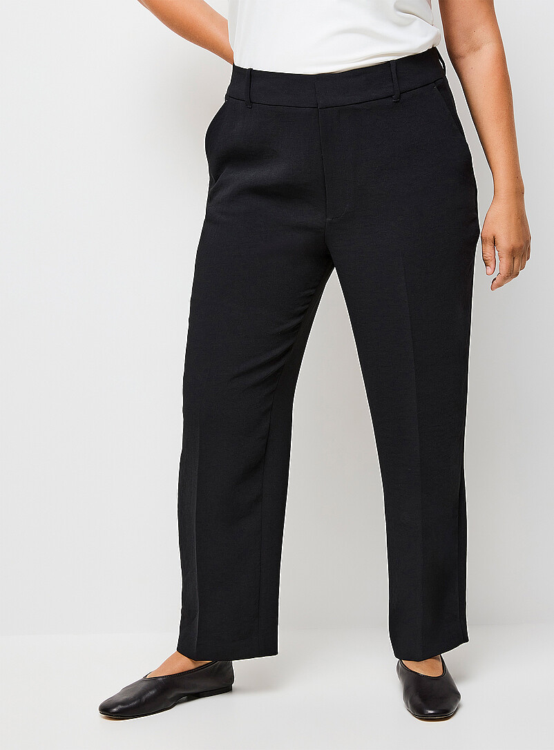 Contemporaine: Le pantalon Universel cr&ecirc;pe textur&eacute; <b>Coupe : jambe semi-ajust&eacute;e, taille mi-haute</b> Noir pour femme