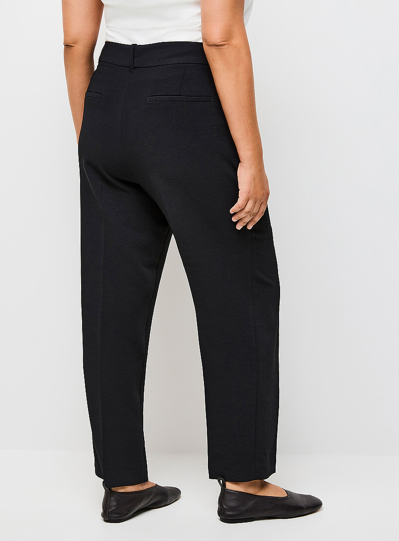 Universal textured crepe dress pant Fit: Semi-slim leg, mid rise