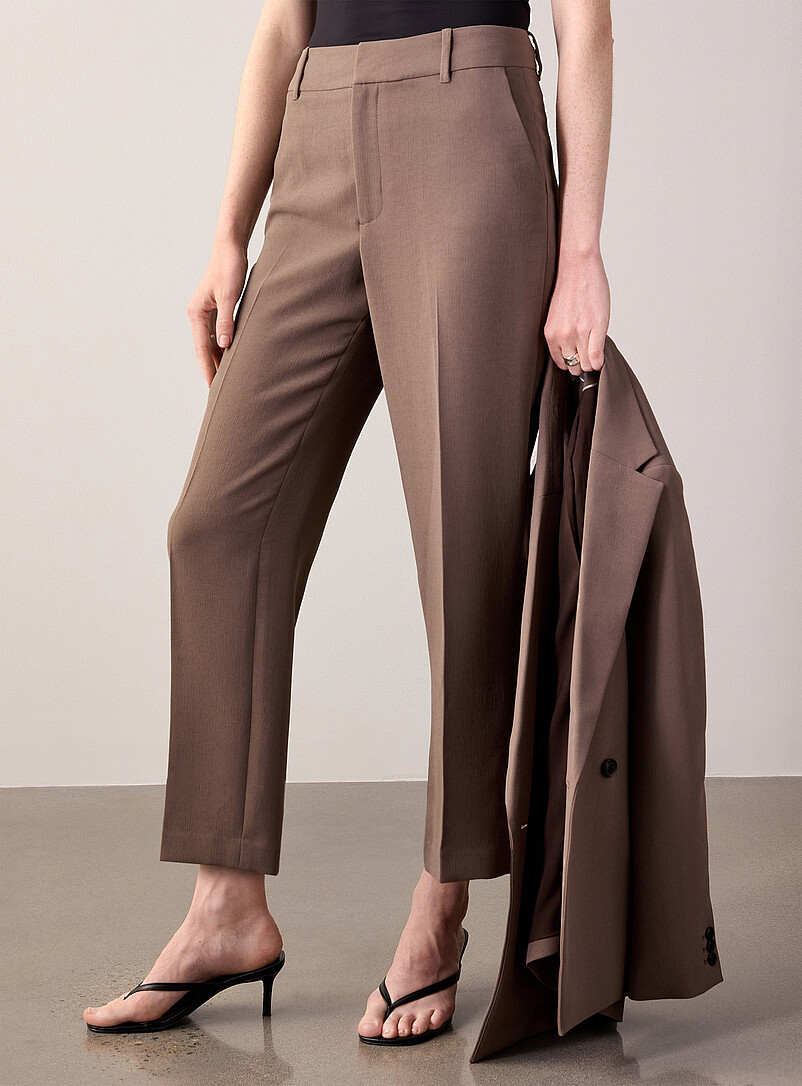 Contemporaine: Le pantalon Universel cr&ecirc;pe textur&eacute; <b>Coupe : jambe semi-ajust&eacute;e, taille mi-haute</b> Noir pour femme