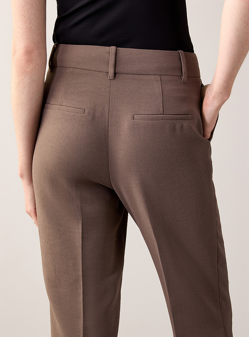 Contemporaine: Le pantalon Universel cr&ecirc;pe textur&eacute; <b>Coupe : jambe semi-ajust&eacute;e, taille mi-haute</b> Noir pour femme