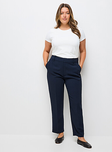 Contemporaine: Le pantalon Universel cr&ecirc;pe textur&eacute; <b>Coupe : jambe semi-ajust&eacute;e, taille mi-haute</b> Bleu marine - Bleu nuit pour femme