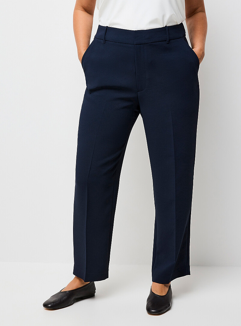 Contemporaine: Le pantalon Universel cr&ecirc;pe textur&eacute; <b>Coupe : jambe semi-ajust&eacute;e, taille mi-haute</b> Noir pour femme