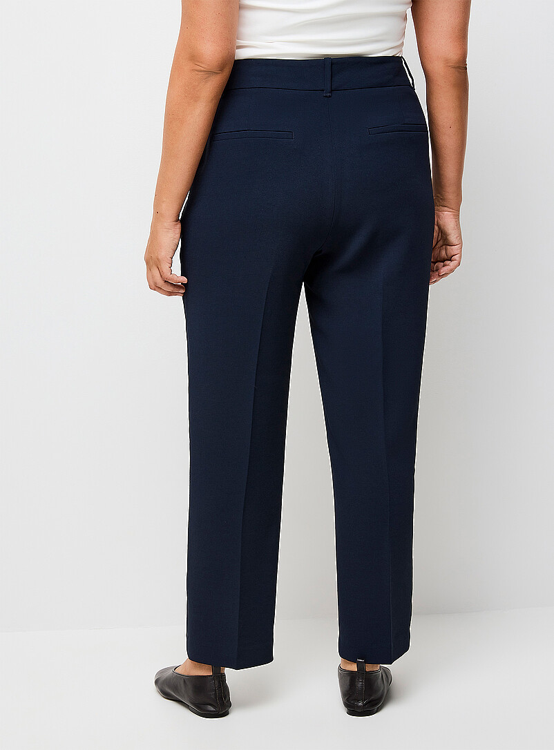 Contemporaine: Le pantalon Universel cr&ecirc;pe textur&eacute; <b>Coupe : jambe semi-ajust&eacute;e, taille mi-haute</b> Noir pour femme