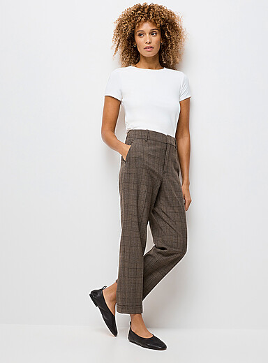 Le pantalon Universel serg&eacute; extensible bords roul&eacute;s <b>Coupe : jambe semi-ajust&eacute;e, taille mi-haute</b>