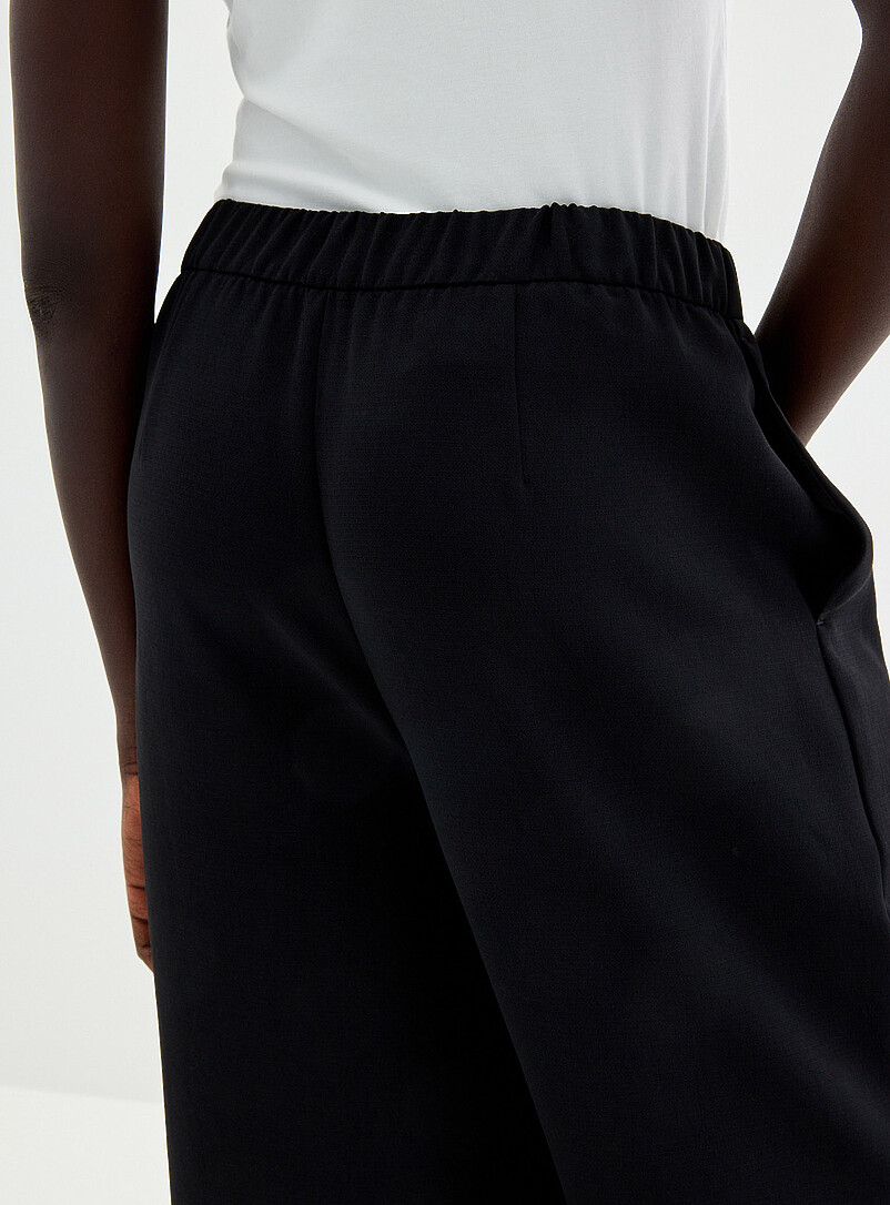 Contemporaine: Le pantalon cr&ecirc;pe textur&eacute; taille &eacute;lastique <b>Coupe : jambe large, taille tr&egrave;s haute</b> Blanc cass&eacute; pour femme