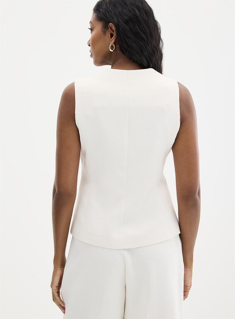 Contemporaine: Le gilet col rond cr&ecirc;pe textur&eacute; Blanc cass&eacute; pour femme
