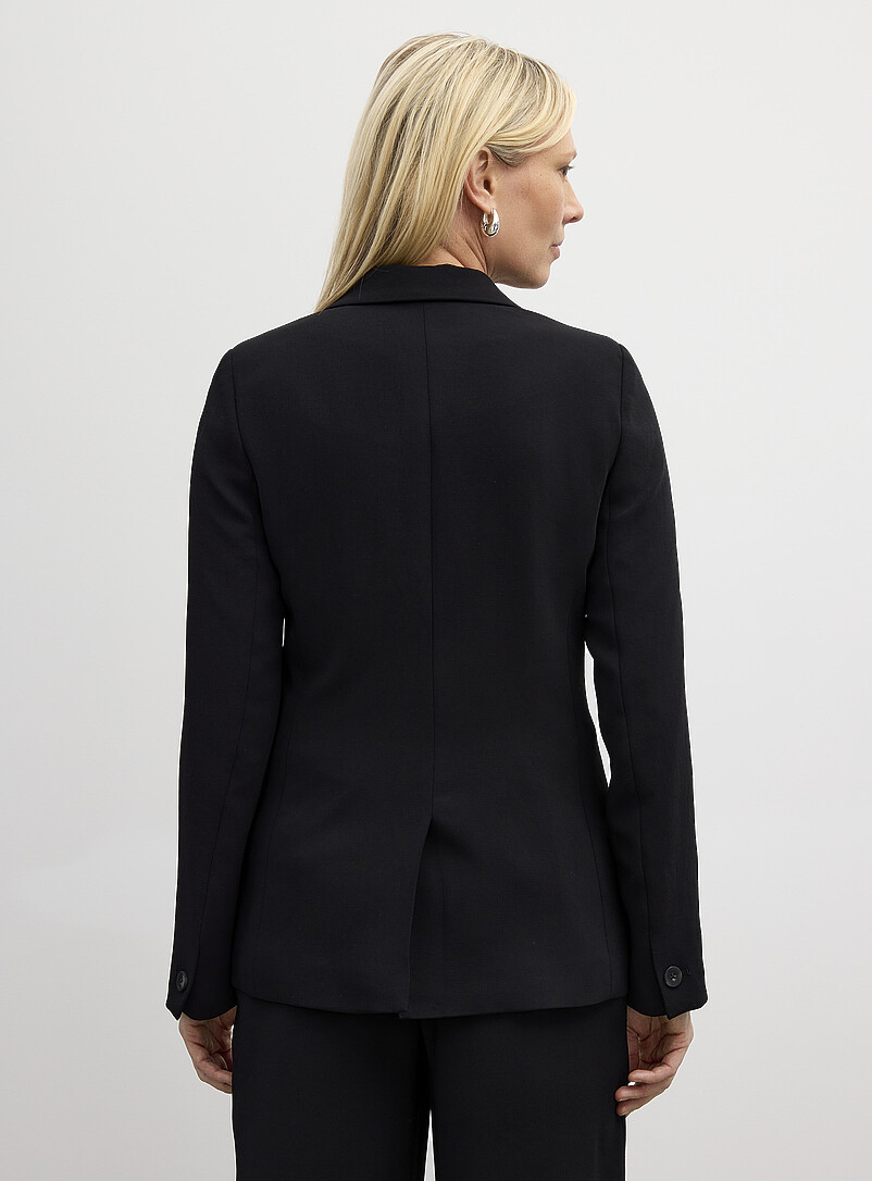 Contemporaine: Le veston cintr&eacute; cr&ecirc;pe textur&eacute; Noir pour femme