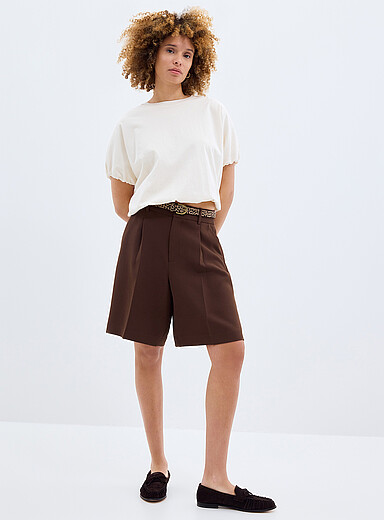 Textured crepe pleated Bermuda short