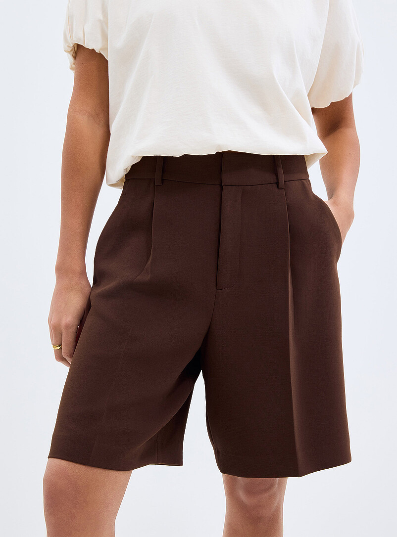 Contemporaine Chocolate/Espresso Textured crepe pleated Bermuda short for women